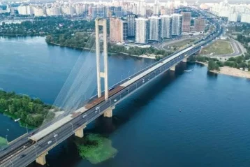 Південний міст через Дніпро у Києві з видом на міські квартали
