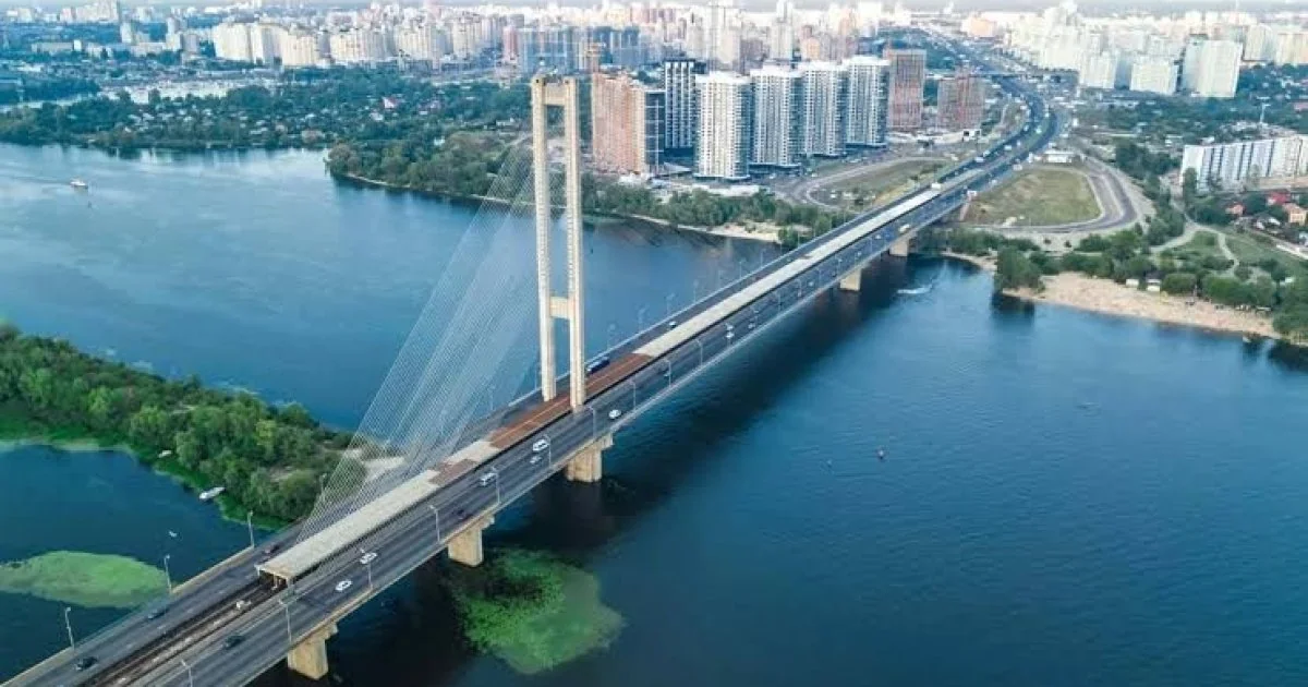 Південний міст через Дніпро у Києві з видом на міські квартали