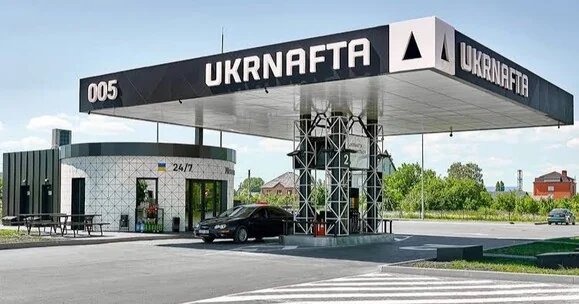 Автозаправка Укрнафта 005 із чорним авто біля колонки під навісом