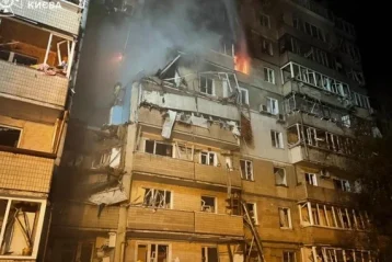 Багатоповерховий житловий будинок з пожежею на верхніх поверхах та димом