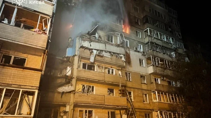 Багатоповерховий житловий будинок з пожежею на верхніх поверхах та димом
