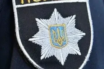 Нашивка української поліції з написом ПОЛІЦІЯ та гербом на рукаві форми