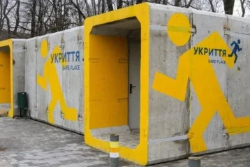 Бетонні модульні укриття з жовтими піктограмами людини та написом УКРИТТЯ