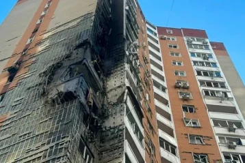 Обгорілий фасад київської багатоповерхівки після удару російського дрона