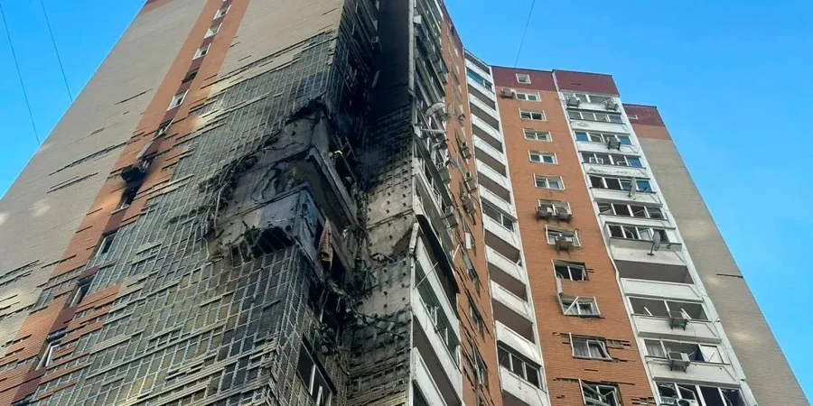 Обгорілий фасад київської багатоповерхівки після удару російського дрона