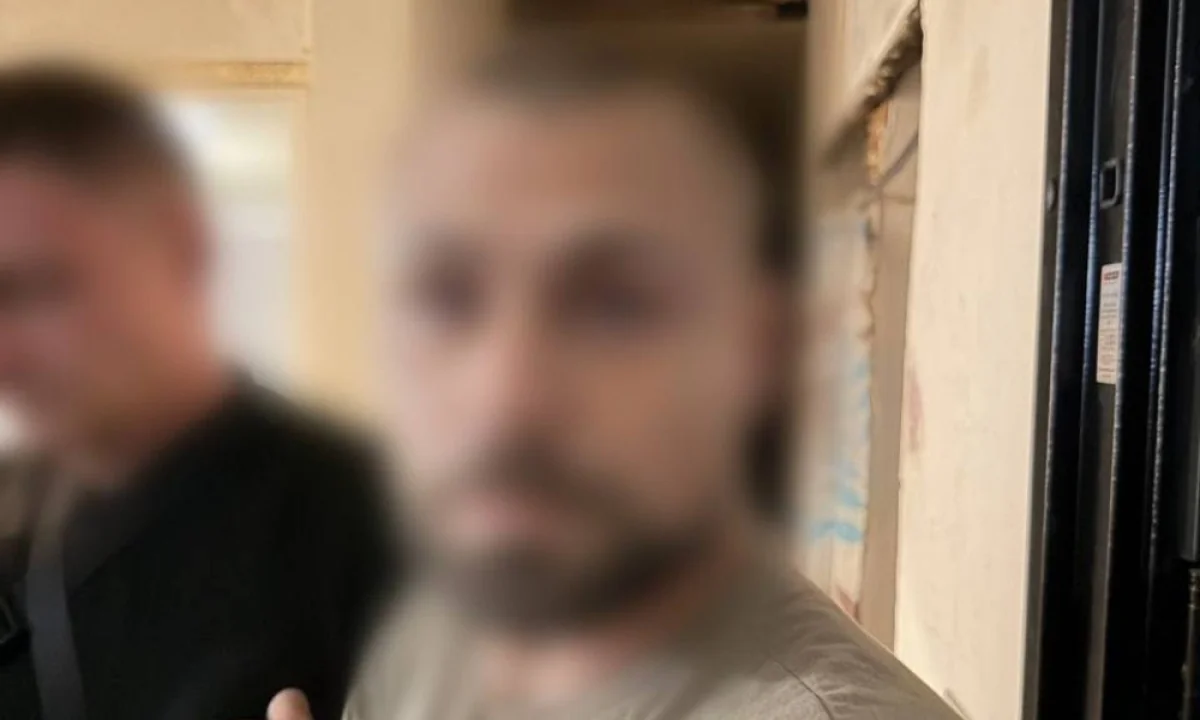 Двоє чоловіків із розмитими обличчями в коридорі біля дверей
