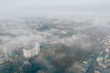 Київ з висоти, міцно закритий смогом і димом від пожеж