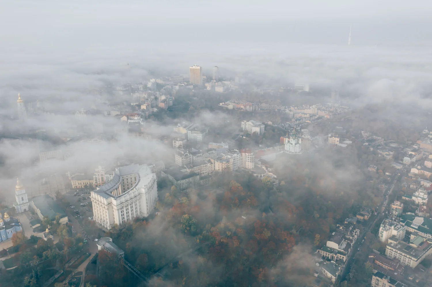 Київ з висоти, міцно закритий смогом і димом від пожеж