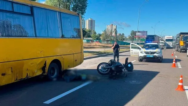 Жовтий автобус і мотоцикл на дорозі після ДТП